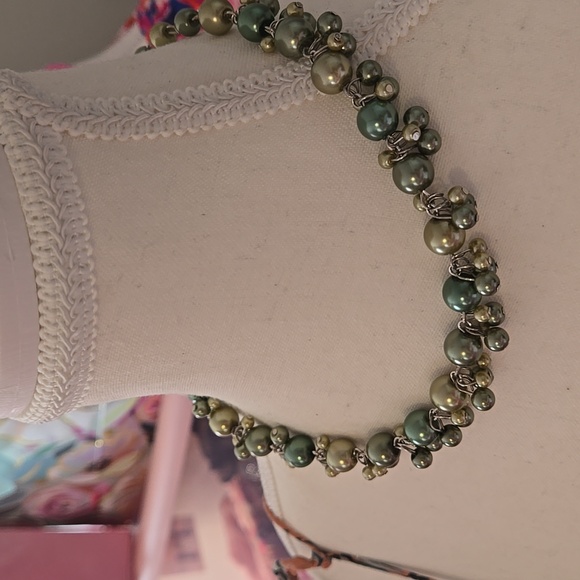 Chic Green Faux Pearl Cluster Statement Necklace - Picture 9 of 11